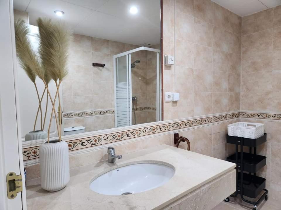 Apartment Beachfront Accommodation Estepona Exterior photo